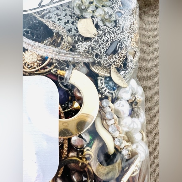 Vintage & Modern Gold & Silver Tone Mixed Metal Scrap/Wearable Jewelry Lot 7.5lb - Picture 10 of 14